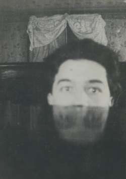regardintemporel:   Photographie annotée au verso de la main de Valentine  Hugo « André Breton, 1920 ». Cette photographie, dont on ne connaît pas  l'auteur, a été reproduite dans le catalogue de l'exposition André  Breton, au centre Pompidou,
