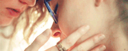 Anyone noticed that Evelyne wears the same ring in the AskOB?