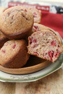 foodffs:  Fresh Strawberry MuffinsReally nice recipes. Every hour.Show me what you cooked!