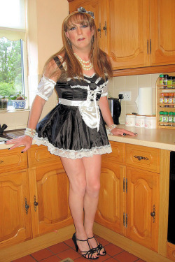 sissymissytv:  ffcubanheel:  maidthisway:  👗love long legs your all lovely boys 💋  aLl sexy hot maids in sexy hot heels 👠👠👠👠   serve  I seem to have a thing for maids!