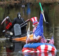memewhore:  ilovesweaters:  NEW HAMPSHIRE HAS A PUMKIN REGATTA WHERE PEOPLE GROW GIANT PUMKINS, CARVE THEM OUT AND TURN THEM INTO BOATS RACING DOWN A RIVER DRESSED IN COSTUMES  I’m moving to New Hampshire 