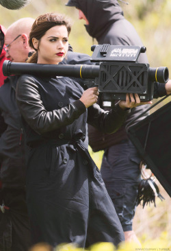 jennacoleman:  Jenna on set filming Doctor Who Series 9 in Barry, South Wales - 18th May 2015  she’s holding a gun that says appleswhat the fuck has this show been doing