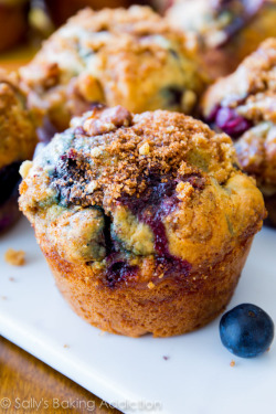 guardians-of-the-food:  Buttery Blueberry Streusel Muffins