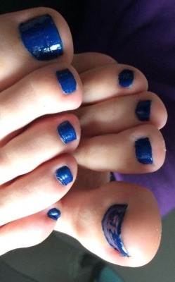feetgirly94:  Blue nails 🤰🏻