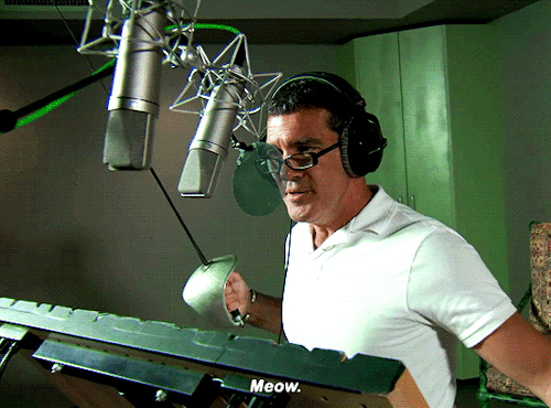 ekjohnston: antoniosbanderas: Antonio Banderas + recording his voice for Puss In Boots movie i like that he’s holding a foil for effect 