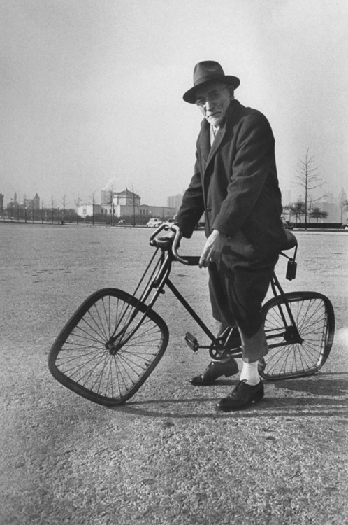 Eccentric square-wheeled bicycle, 1948 - by Wallace Kirkland (1890 - 1983), USAhttps://painted-face.com/