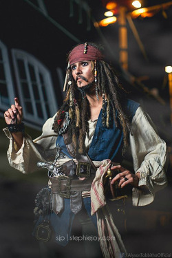 fishcustardandthecumberbeast:queen-of-the-rising-demons:the-masters-fallen-angel:  cosplayadoration:  Captain Jack Sparrow. / Model/Makeup/Costume: Alyson Tabbitha / Photographer: Stephie Joy Photography  WHAT  WHAT  WHAT.