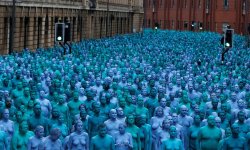 nakednews:More than 3,000 people in east Yorkshire city were painted with four shades of blue paint before US artist Spencer Tunick photographed them. They came in their thousands, some walking, some leaning on crutches, others in wheelchairs – but