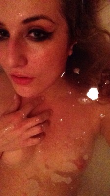 trueversace:  sending naked bath snaps to rihanna: my aesthetic