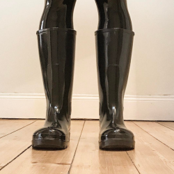 gummistiefeltraeumeworld: Immer wieder schön: schwarze, glänzende Stiefel ! Always pretty: black, shiny boots !  No more skinny jeans and cons for him. His master and owner decreed it was strictly rubber catsuits and wellies for now on.