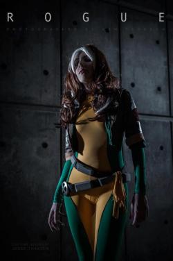 evilcasser0le:  stabithastabs:  clearlymiscalculated:  ealperin:  wanjavi2:  Cosplayer: Amaya De’Morte Character: Rogue (“X-men”)  ^FLAWLESS.^  Oh, Hay me showing up on tumblr!  &lt;3 &lt;3 &lt;3 &lt;3  Aw yessssss.  Oh wow…. this woman is amazing!