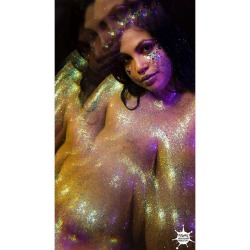 ✨✨ @xoetrope ✨✨ More on http://acp3d.com  . . . . . . #woman #beauty #model #plusmodel #plussizeart #curvy #artnude #xoenova #glitter #bodyglitter #✨ #prismphotography #trippy #surreal