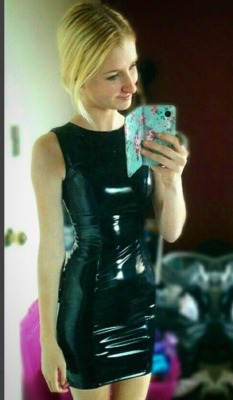 Lover of latex, pvc, leather and plastic selfies.