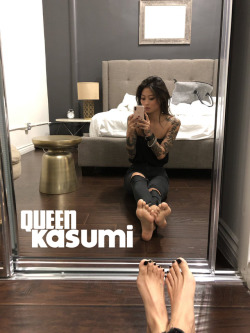 queenkasumi:  hi It’s me the girl that makes you cream your pants just by showing off my feet
