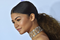 neverfarbehind:      Zendaya Coleman Hair Appreciation Post (2017 Appearances)             Love her in Spider-Man Homecoming. 
