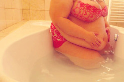 czechfeedee:  I  becoming obese and … I think my favouriste thing is super bloated belly.I rub my FAT belly offten but can not stop. …I want to eat, I want to get fatter, I want u touch my growing body.