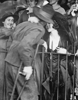 historium: A wounded AIF soldier is welcomed home. Sydney, NSW. 1919
