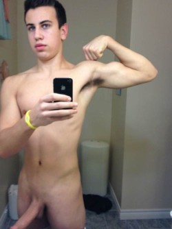 amateurgayselfpics:   Click HERE to watch amateur str8 dudes on cam for free 