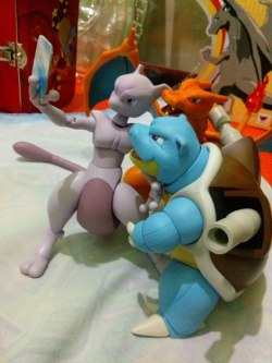 aboutanothergameover:  come on guys, let’s take a pic for the instagram    Mewtwo you can use telekinesis what are you doing trying to push smartphone buttons with such weird fingers