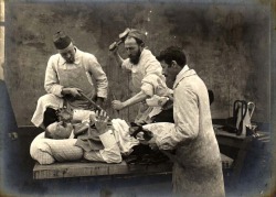 La blague des chirurgiens, vers 1910.