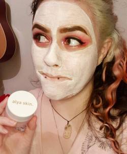 On a scale of 1 to @badgalriri &rsquo;s amazing crystal dress, how extra was it of me to leave my eye makeup on while using my new face mask? 😅😅  @alyaskinaus #australianpinkclay #australianpinkclaymask #pinkclaymask #pinkclay #facial #mask #beauty