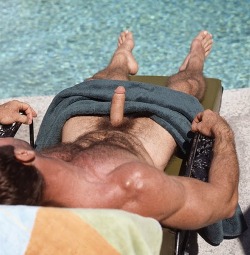 daddysdirtyboy:  The Daddy next door is home alone and by his pool. I think I’ll pop over. 