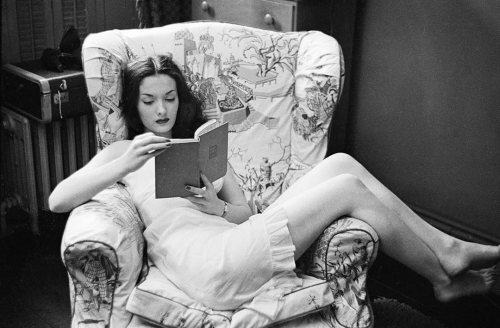Stanley Kubrick - Showgirl reading, New York City, 1949. Nudes &amp; Noises  