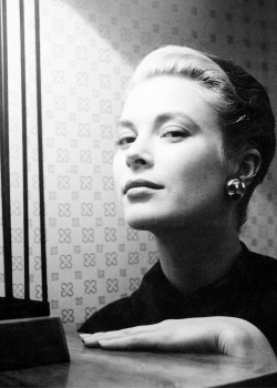 msmildred:  Grace Kelly photographed by Cecil Beaton.