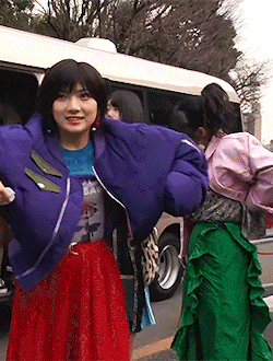 akb48love:naachan whipping out the hand warmers right before filming