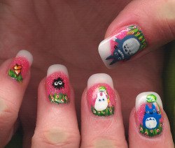 maybeitiswritten:  kawaiine: Totoro nails. So awesome!  Aww how cute! Hmm wonder if I can get one of my friends to do this hehehe