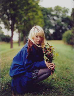 me with wildflower bouquet (via la Miez)