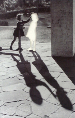 Zwei Mädchen by Hans Peter Feldman, 1999
