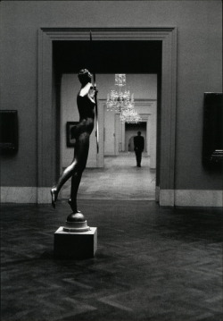 Metropolitan Museum of Art, NY photo by Elliott Erwitt, 1949