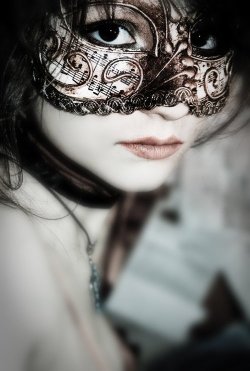 maybeitiswritten:  daydreamdelusion:  lilepo:  sassaroon:  (via tragicx01)  I really like that mask. If I had it, I would hold a masquerade ball :]   