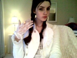 igotosleeptodream:  lace gloves!   you look so beautiful!!