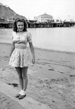 apassingfeeling:  theindiehippie:suicideblonde: Norma Jeane Doughtery (later to be known as Marilyn Monroe) as a 17 year old newly wed in Catalina in 1943 