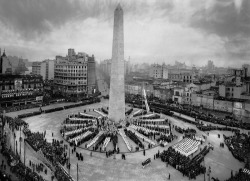 Plaza de la República, Fiesta de la Bandera photo by Horacio Coppola, 1936via: revistanuestramirada