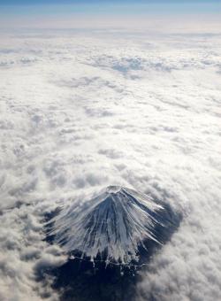 fuckyeaheyegasms:  coconutsfine:  上空からの富士山が壮麗すぎる。神がかってる。 | DDN JAPAN - DIGITAL DJ Network  