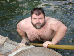 bigbigbears:  chubbycubs:  Cute bear in the pool  
