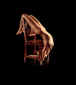 erofotografie:  thebesteroticphotos:  fr33fall3r:  dark-corners-of-the-soul:  nudes-on-chairs:  (via yasmeen1)   