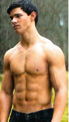 Taylor Lautner in the rain &hellip; he&rsquo;s 18 now &hellip; oy.
