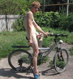 yellowboy16:  &lt;  blockquote&gt;  ciudadpermutacion:  (via feversex, prinzuli8)  Boned-up ginger boy on bike.