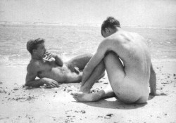 wet-men:  onmyowntwohands:  (via intangibleland)   The good ol&rsquo; days at the beach.