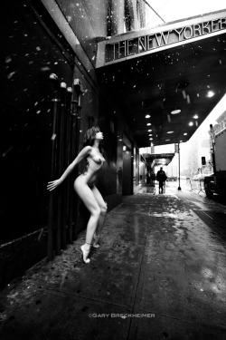 nakedpublic:  pidgeonpie:  Nude in the snow on the streets of New York. I love Gary Breckheimer, one day when I get to NY I’ll work with him too.   