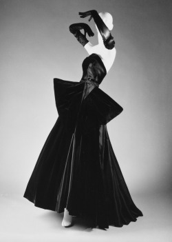 defunctfashion:  Dior | “Cygne Noir” | c. 1949   Sukienka dla mnie. I perły poproszę.