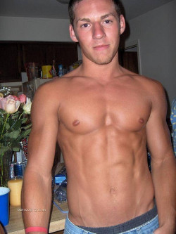 youngmuscle:  Classic muscle twink. 
