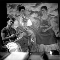 Frida Kahlo with portrait ‘The Two Fridas’