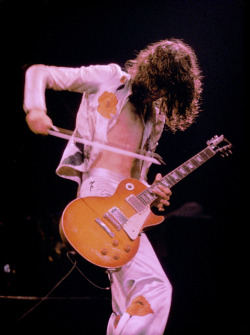 therealmackoy:  Jimmy Page brianmaysclogs:heavencanwaittilanotherday:Jimmy rockin’ a violin bow solo.  Always reblog violin bow Jimmy.  