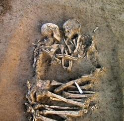 smilethatbeautifulsmile:  These two skeletons from the Neolithic period have been discovered by archaeologists near Mantua in Italy and are believed to be young lovers due to the presence of all the teeth. The Location of their eternal embrace was just