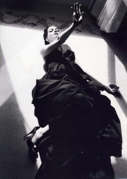aristocratic-elegance:  Anne Hathaway, French Vogue 